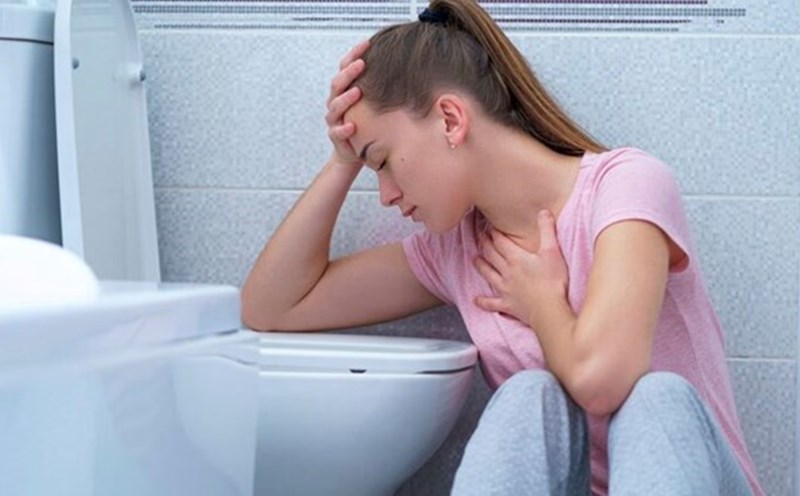 Một số phụ nữ có cảm giác buồn nôn, chóng mặt trước kỳ kinh nguyệt. Ảnh: Healthshots