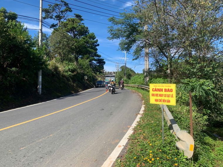 Warning signs placed at landslide areas. Photo: Nguyen Quan