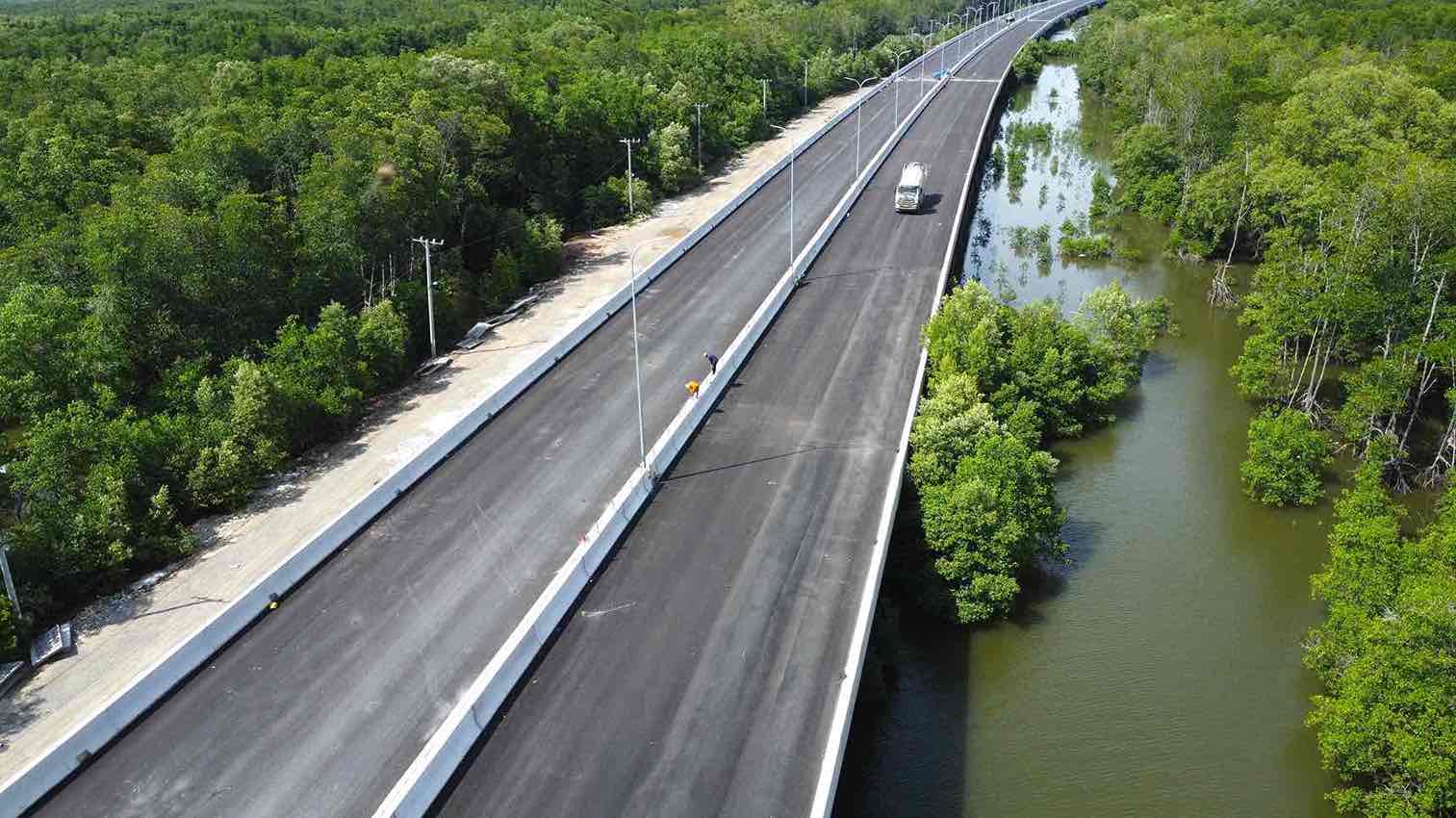 Thi công cao tốc Bến Lức - Long Thành, đoạn qua địa bàn tỉnh Đồng Nai. Ảnh: HAC