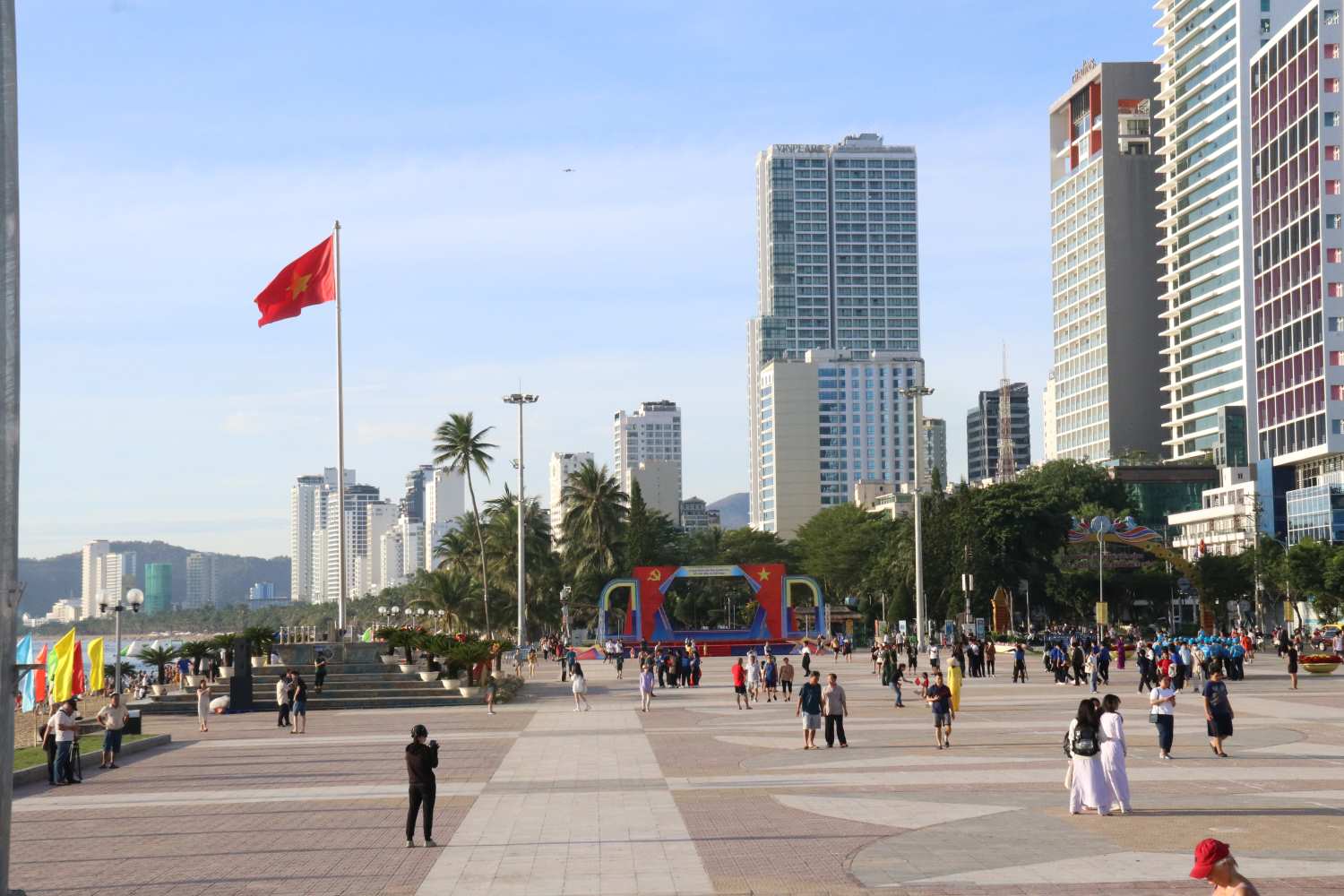 At April 2 Square, Independence Day, Nha Trang City People's Committee held a flag-raising ceremony to celebrate the 79th anniversary of National Day.