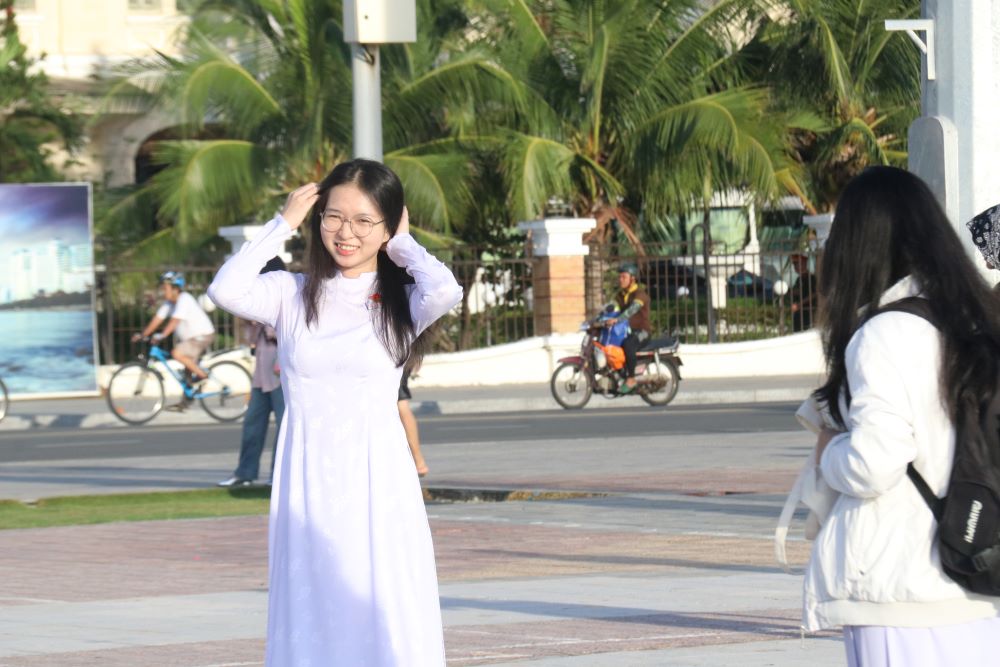 Young people with colorful flags and flowers arrived early to attend the flag-raising ceremony and took the opportunity to capture beautiful images of National Day, September 2.