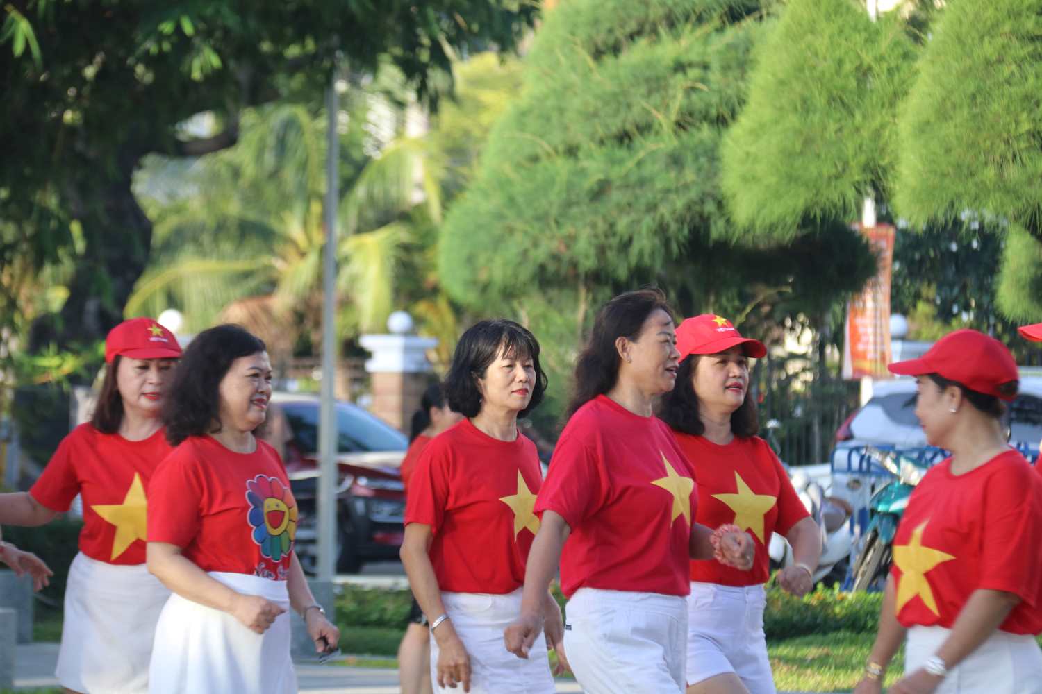 On Nha Trang beach on National Day, many folk dance groups celebrated National Day wearing red flag and yellow star uniforms and performed revolutionary songs.