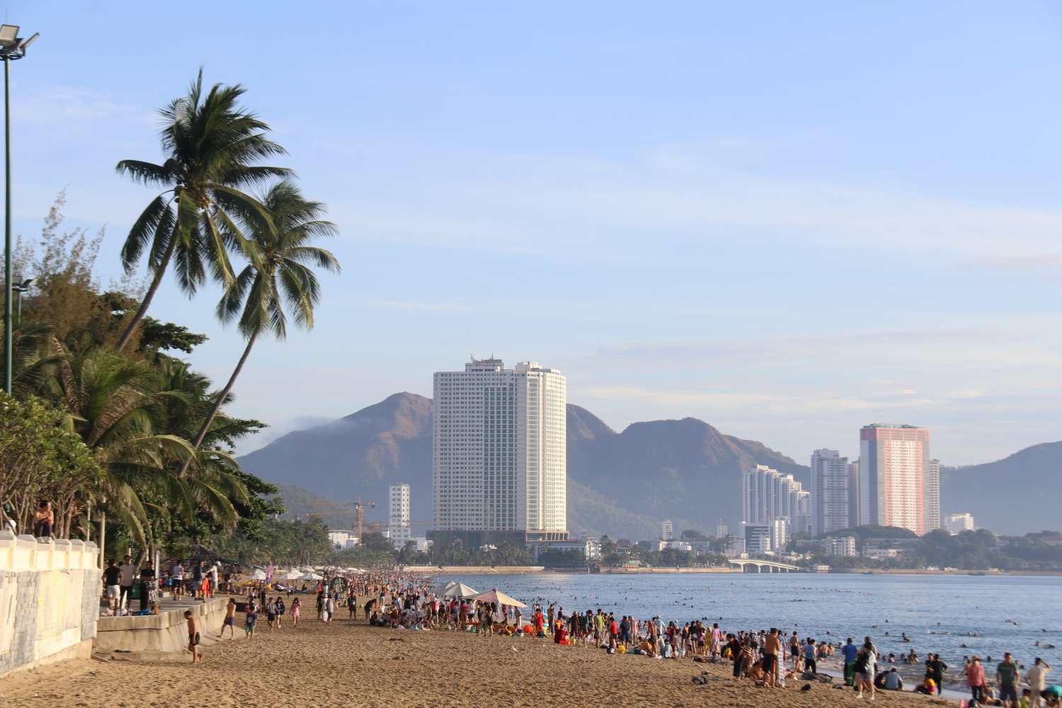 On the morning of September 2, along Tran Phu beach street, Nha Trang city was bustling with people and tourists swimming in the sea.