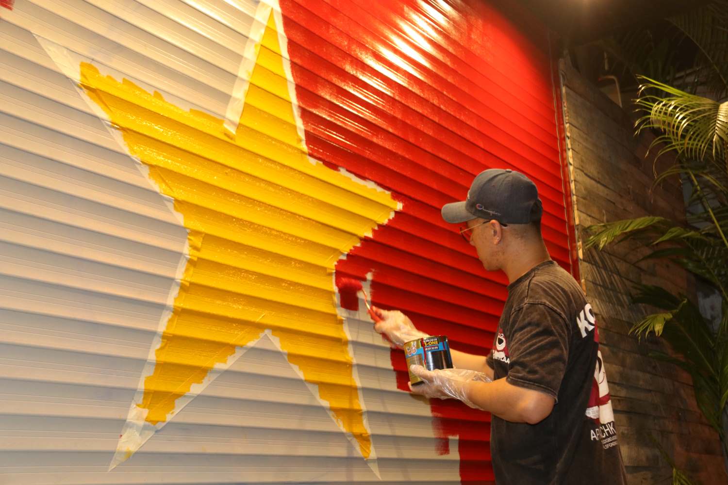 Nha Trang youths draw national flags to celebrate National Day September 2.