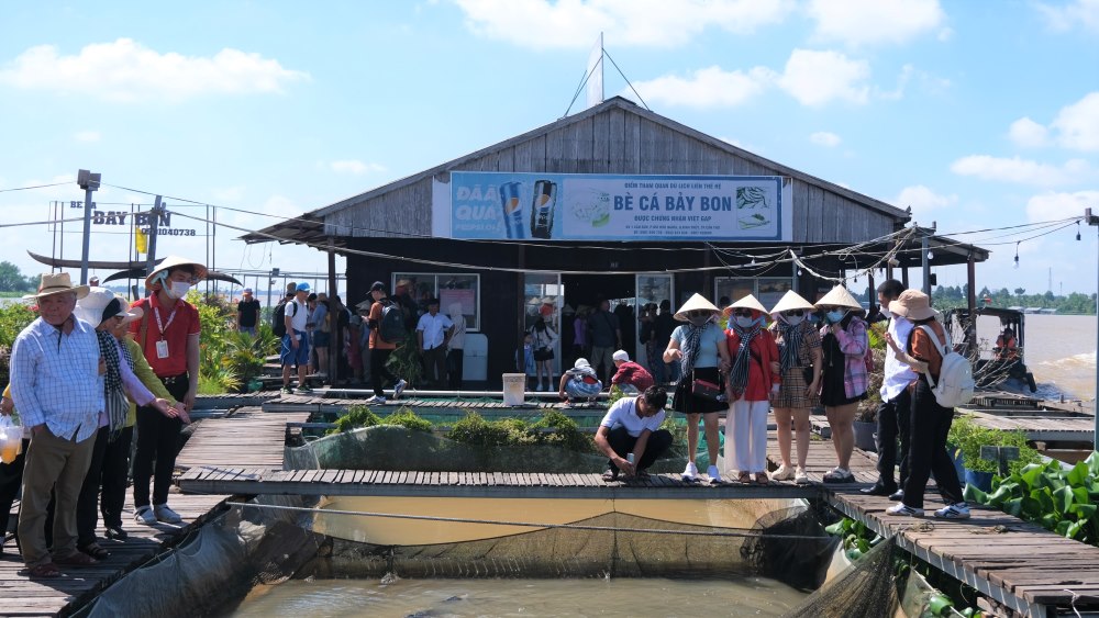 Tourists visit Bay Bon fish raft. Photo: Phong Linh.