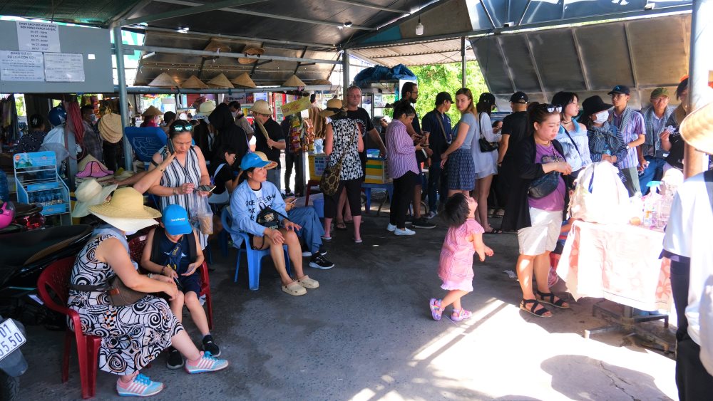 Crowds of people flock to Con Son to celebrate April 30 and May 1