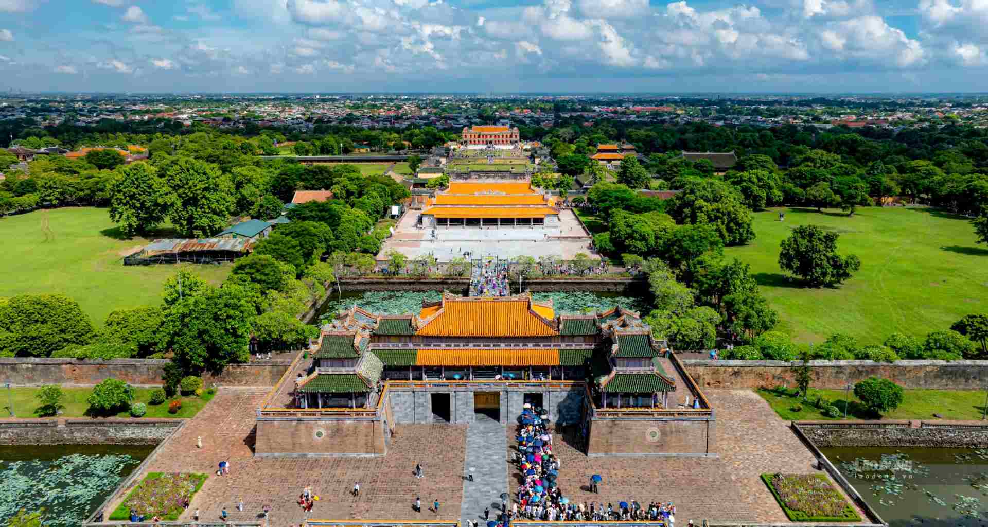 According to Lao Dong, today, National Day, September 2, Hue opened its monuments for free to all Vietnamese citizens. As expected by many, the Hue Imperial City welcomed a "sea of ​​people" jostling to visit. Photo: Dinh Hoang.