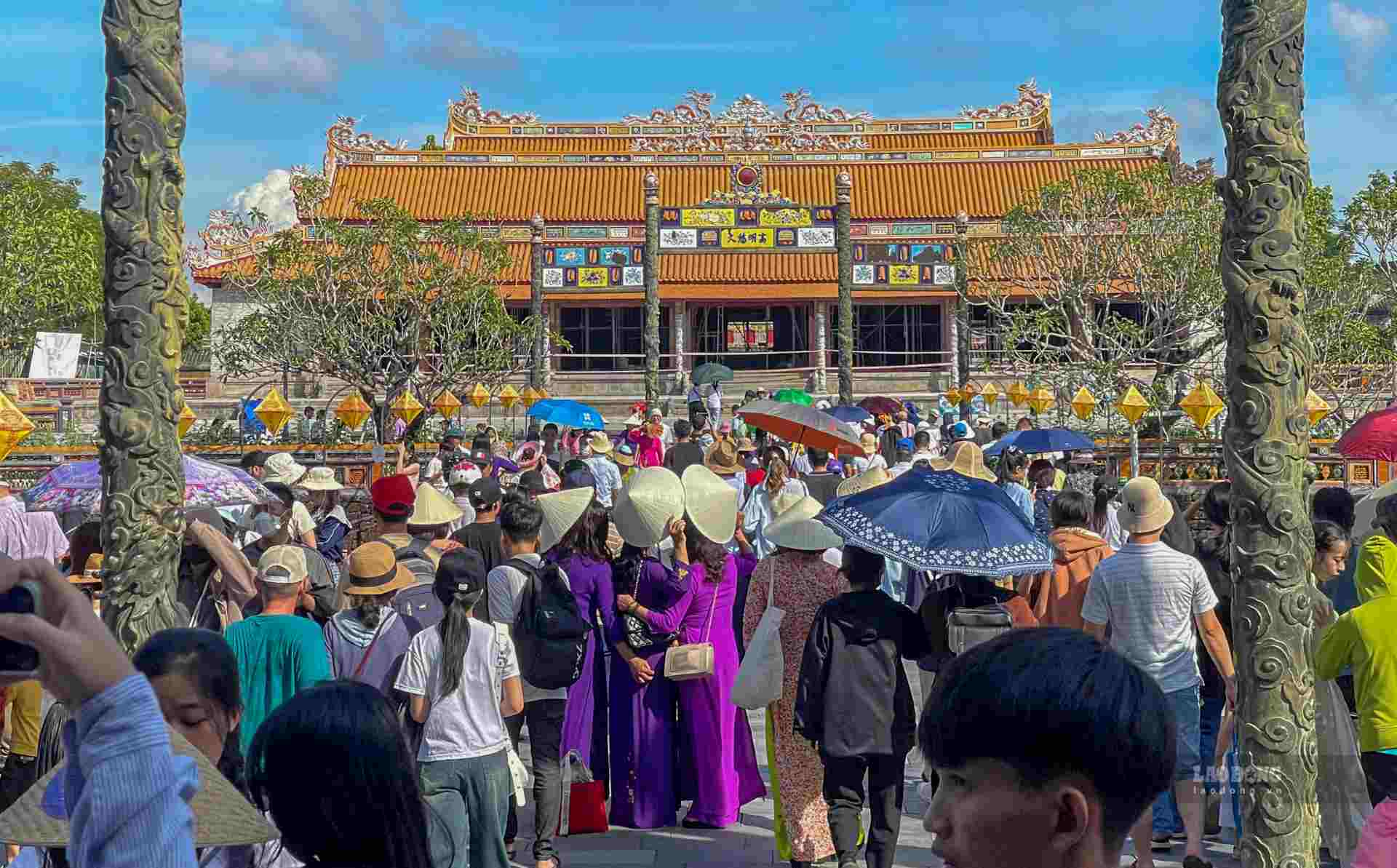 Most hotels in the center of Hue city, coastal resorts, lagoons and waterfalls, homestays in Hue city, Phu Loc district and A Luoi district are almost fully booked for these 2 days.