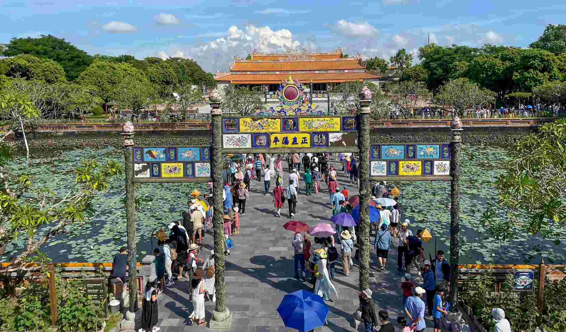 On this occasion, the Hue Monuments Conservation Center opened its doors to welcome Vietnamese visitors for free at many relic sites in the Complex of Monuments of the Ancient Capital, starting from 7:00 a.m. to 5:30 p.m. on September 2, 2024.