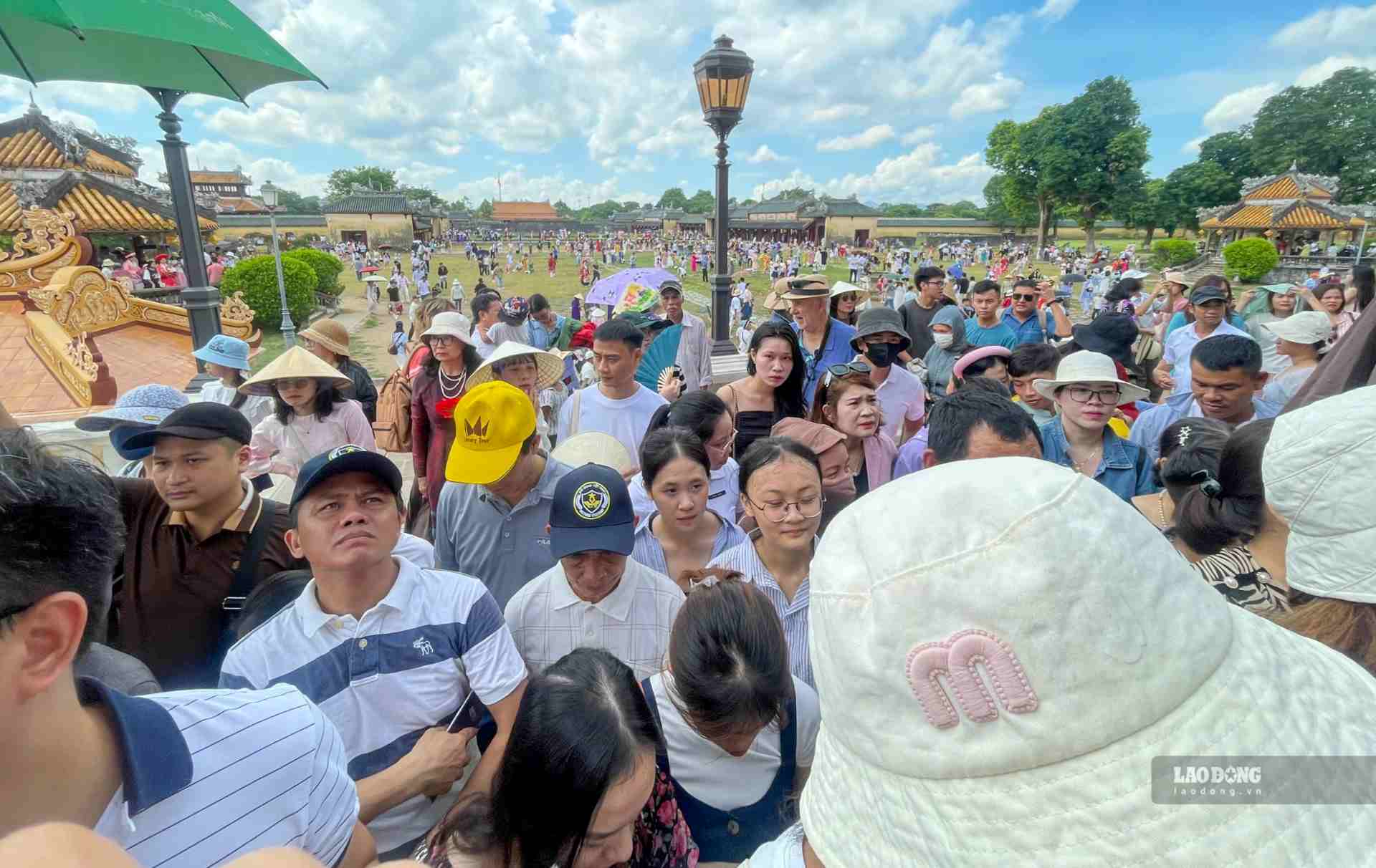 Trong khuôn viên Đại nội Huế lúc này, dòng người vẫn đang tấp nập tham quan các công trình di tích cổ kính bên trong các cung điện. 