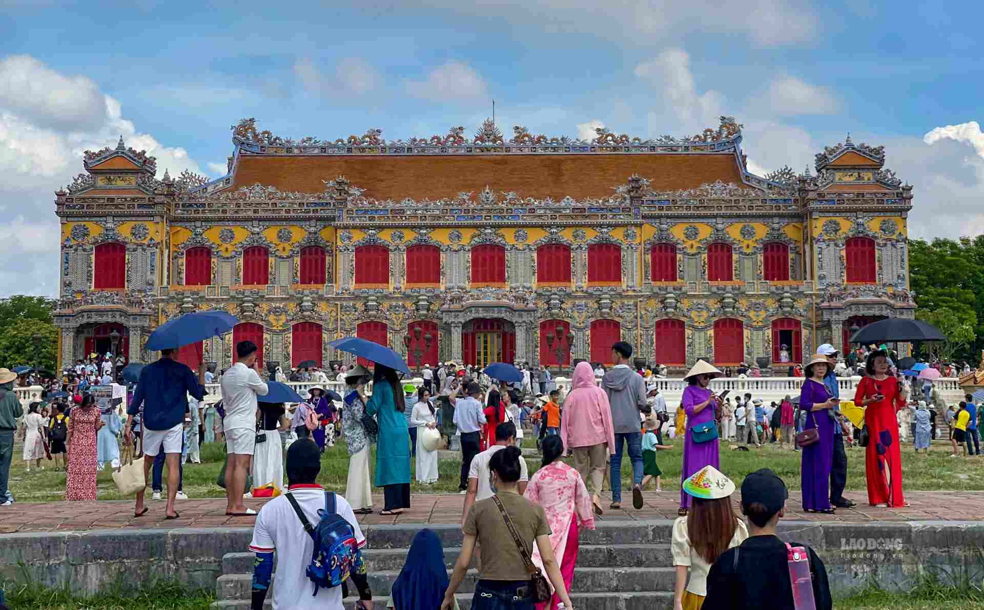 “I am from Hue, I want to take my family to visit the relics on this occasion, I am very happy that Hue opens the entrance for free to the people. Today, I went around and discovered a lot of things, but it was so crowded, I don’t know if I am going to see the relics or people”, said Nguyen An, a resident of Hue city.