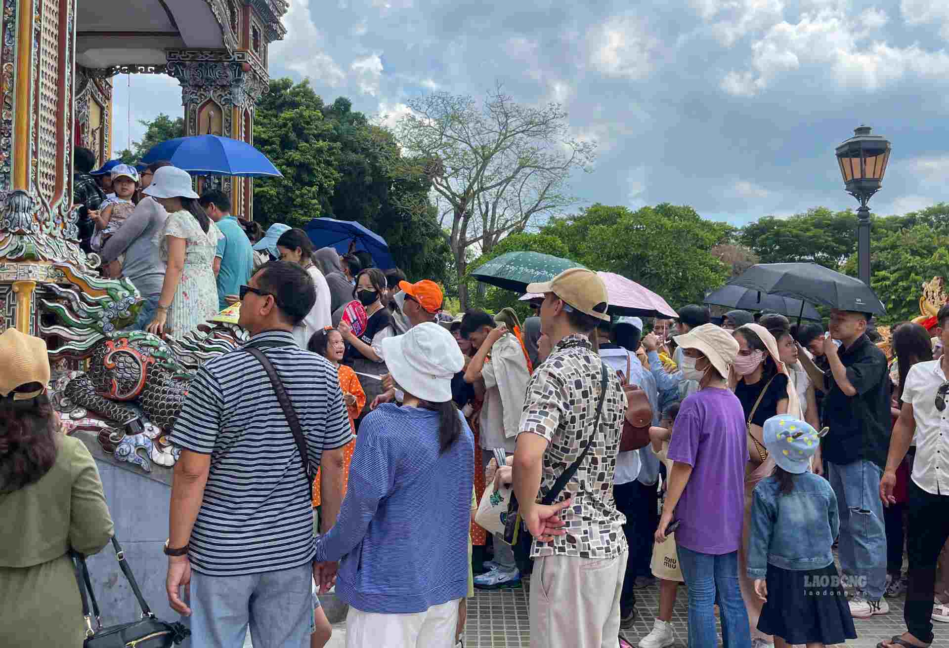 Sea of ​​people jostled in and out of Kien Trung Palace to see the antiques inside.