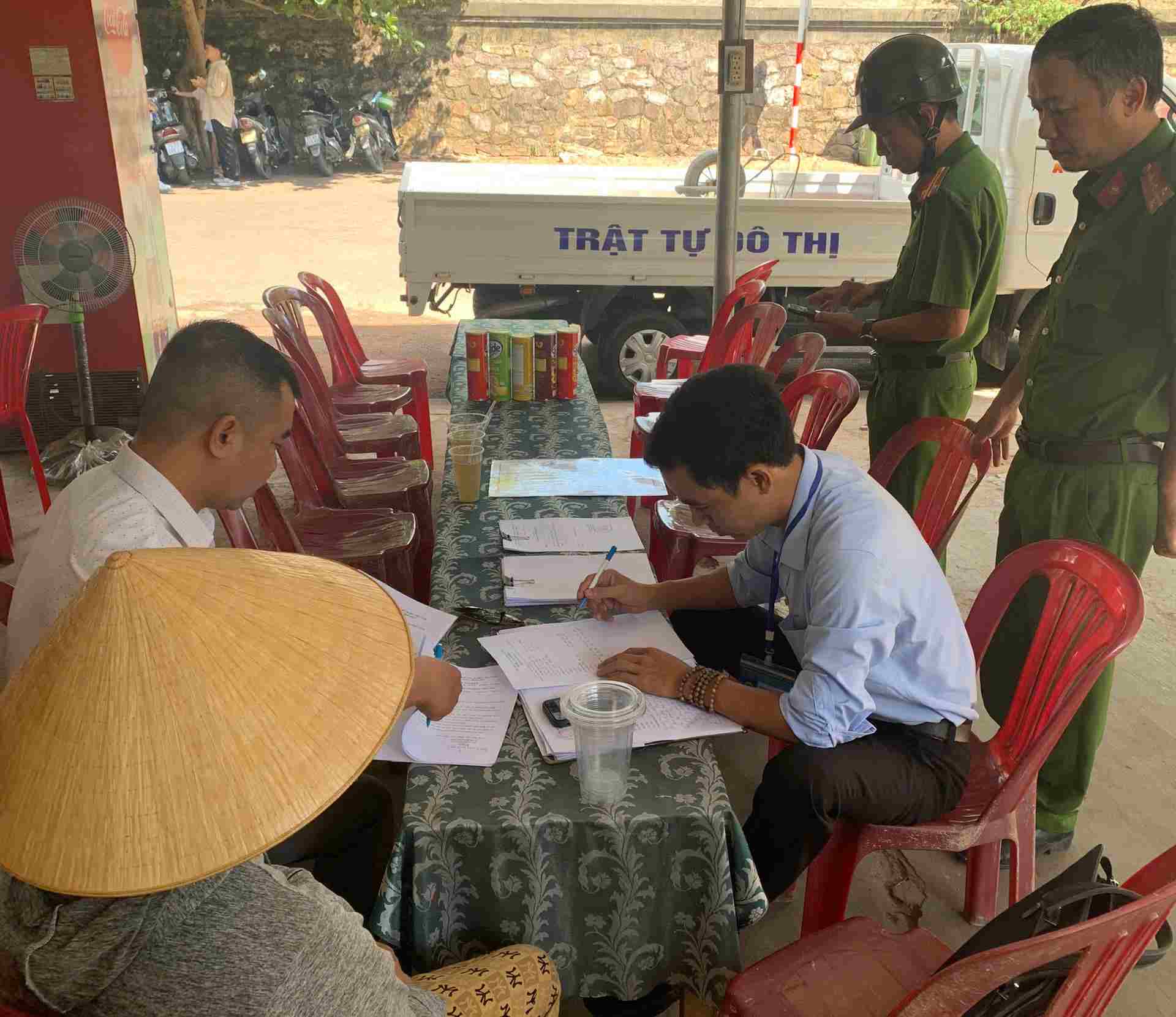 Lực lượng chức năng làm việc với quán mà du khách cho rằng đã uống 3 ly nước mía với giá 90.000 đồng. Ảnh: A.Trung.