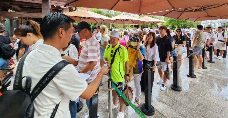 Du khách tham quan các điểm ở TP Phú Quốc (Kiên Giang). Ảnh: Xuân Nhi 