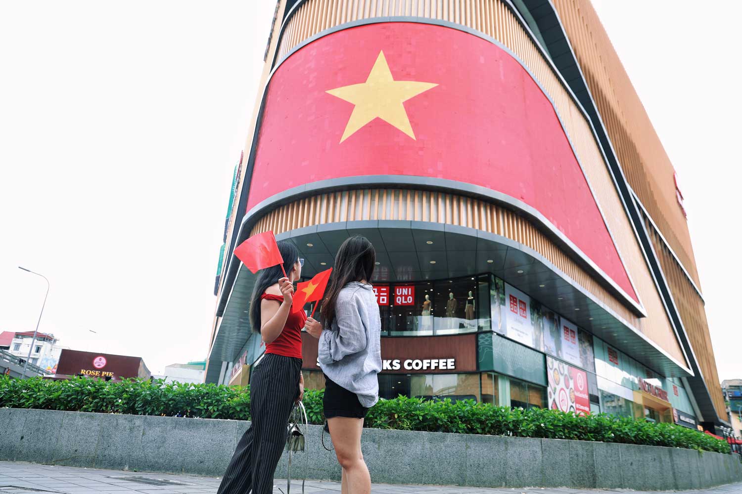 The National Flag is solemnly placed on the LED screen at Vincom Pham Ngoc Thach (Dong Da, Hanoi) and also attracts many young people to take pictures.