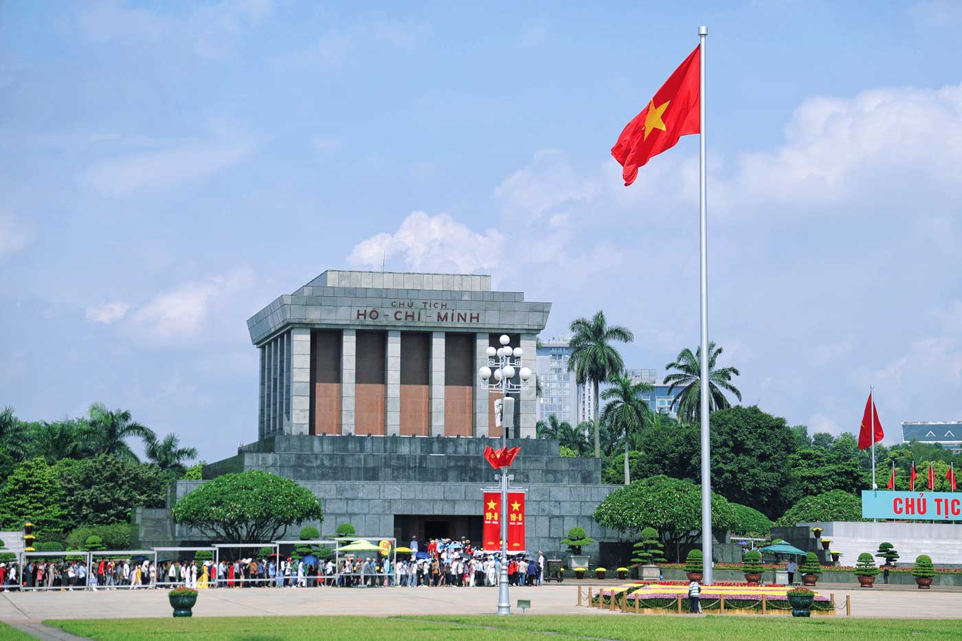 Today, National Day September 2, all over the streets of Hanoi capital are bright with red flags with yellow stars fluttering in the wind.