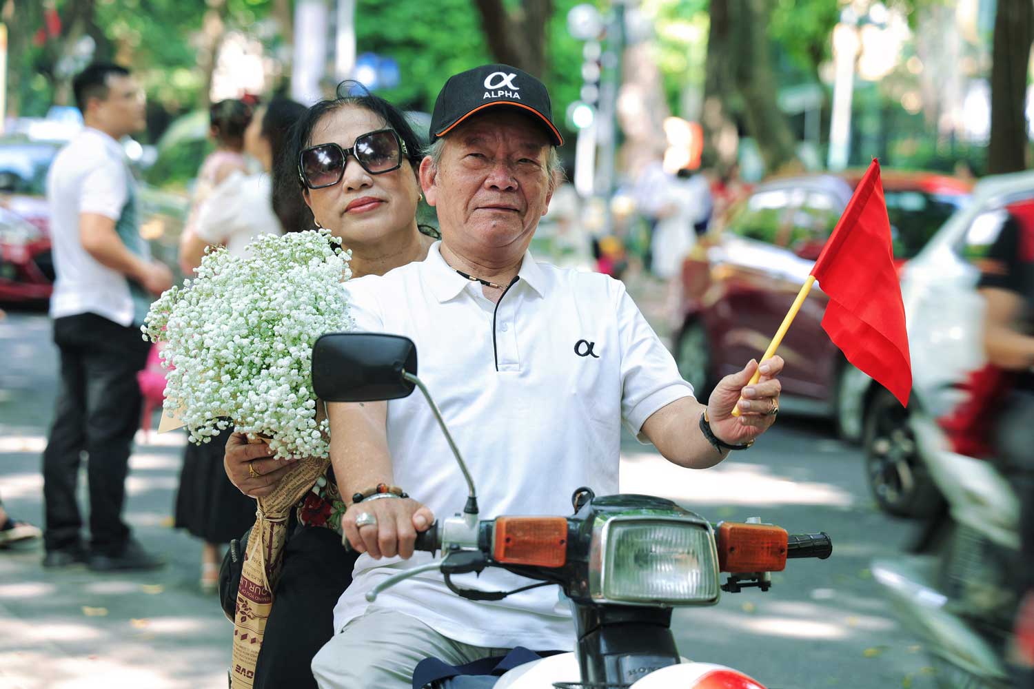 Không chỉ là dịp để các bạn trẻ chụp hình, nhiều người lớn tuổi cũng xuống phổ, cùng nhau chụp những bộ ảnh ghi lại sự tươi vui của ngày lễ.