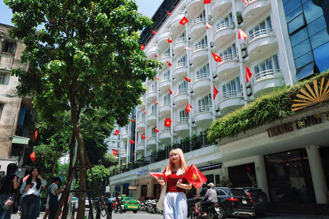 In response to the holiday, a hotel on Tong Dan street was decorated with national flags, which also attracted many people to take pictures.