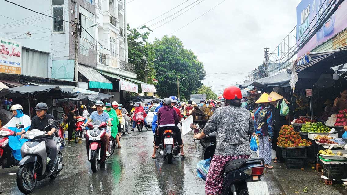 Despite the rain, the shopping atmosphere at traditional markets on the occasion of September 2nd is still bustling.