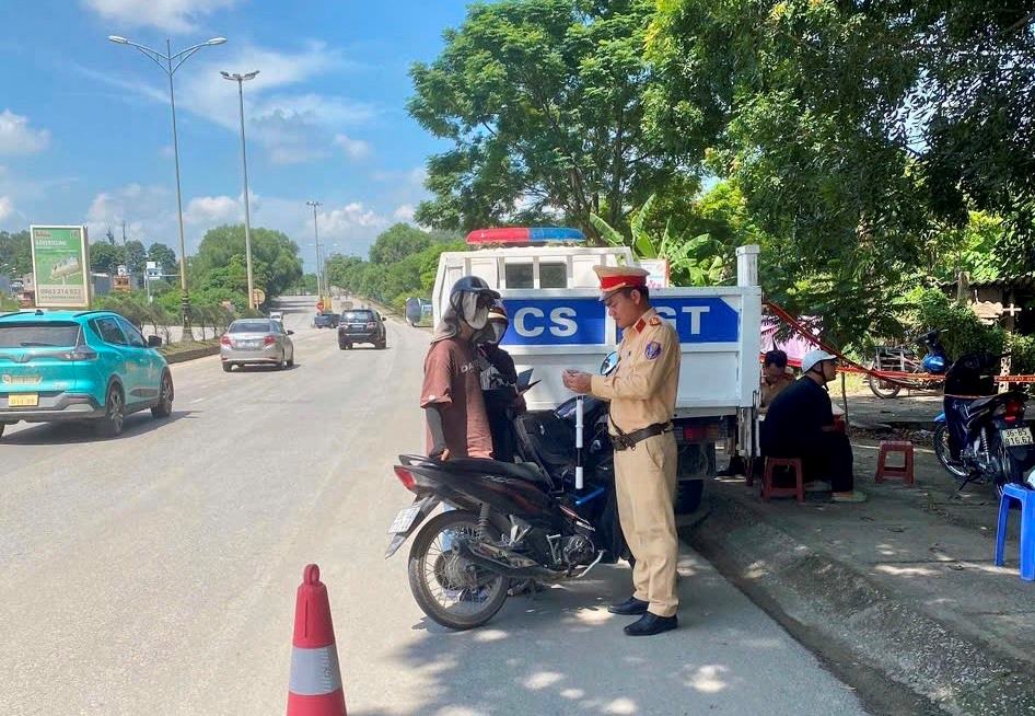 Công an TP. Thanh Hóa duy trì các chốt giao thông, kiểm tra và xử lý các trường hợp vi phạm giao thông. Ảnh: Công an Thanh Hóa