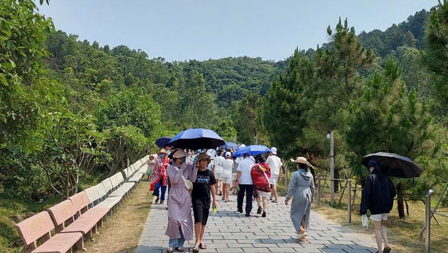 Thousands of people flocked to visit the tomb of General Vo Nguyen Giap. Photo: P. Hoang