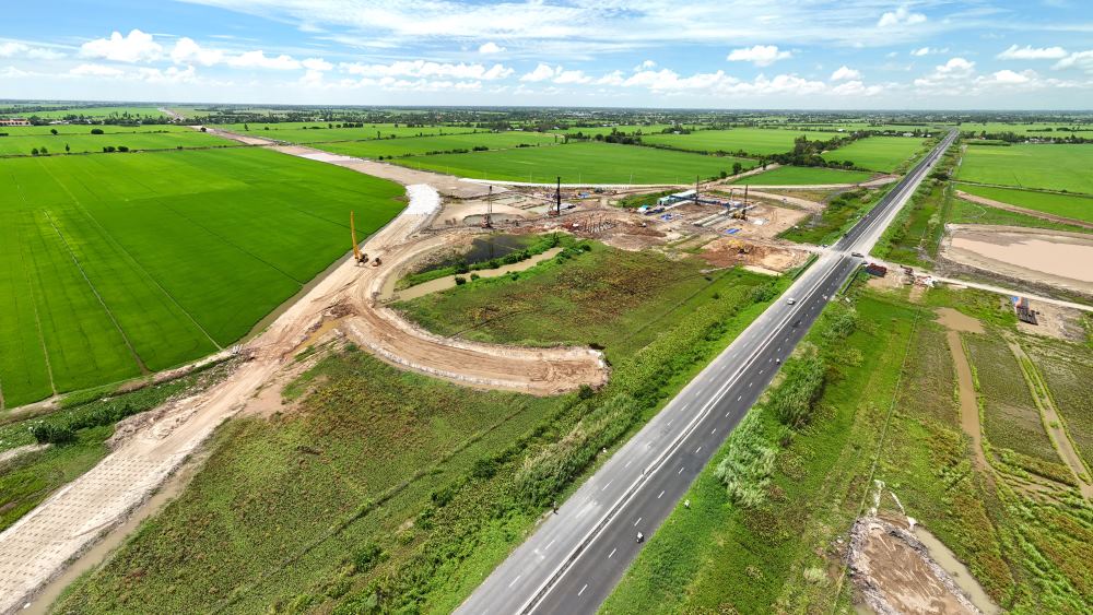 At the Chau Doc – Can Tho – Soc Trang expressway project (section through Can Tho), despite the 2.9 holiday, the construction atmosphere is still very bustling. Many workers are working enthusiastically, with the desire to soon complete the project, and at the same time have more income every day.