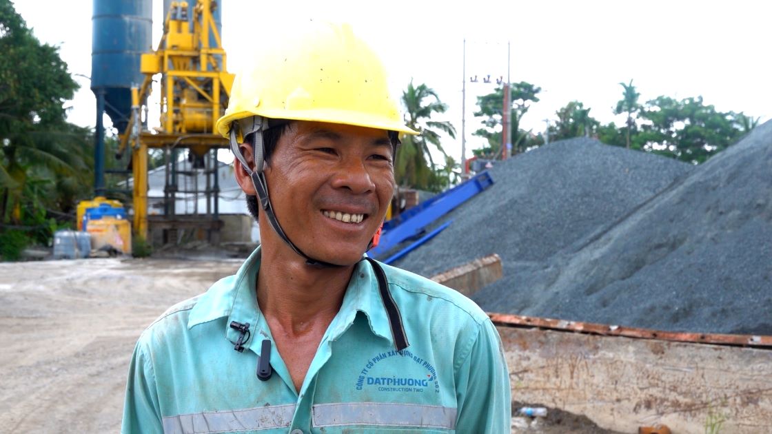 Mr. Nguyen Son Em (34 years old, Thoi Lai district, Can Tho city) shared that he has been working on this highway project for 8 months. His daily job is to pour concrete and cast beams, working from 7am to 11am in the morning and from 1pm to 5pm in the afternoon. Mr. Son Em always tries to work without a day off, even on holidays and Tet.