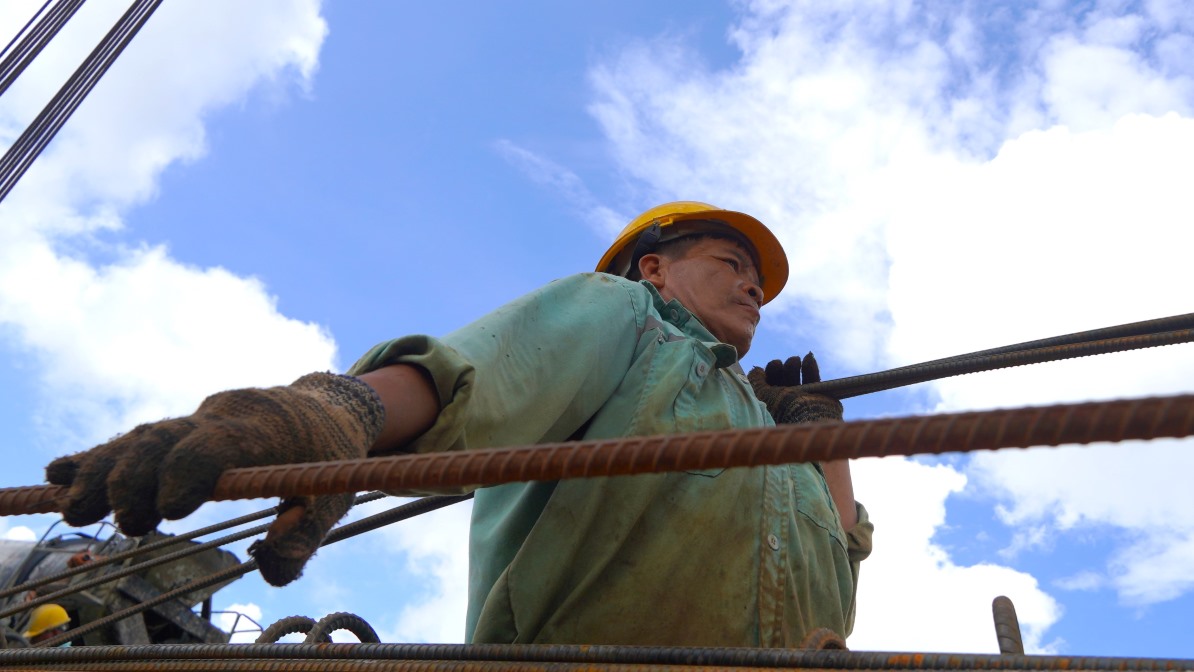 Similarly, Mr. Nguyen Van Cuong (52 years old, Thoi Lai district, Can Tho city) is also excited to have been involved in the expressway project for the past 8 months. "Thanks to the expressway project being near my house, I have been able to work to earn 400,000 VND/day, helping to stabilize my family's life," said Mr. Cuong.