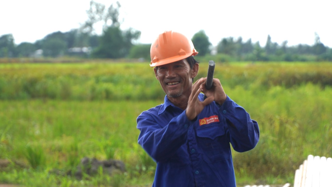 “My job is in the wicking department with a salary of 9 million VND/month. The project is located near my house, so it is very convenient to go to work every day. The highway has helped many local workers have a more stable life. The weather has been erratic these past few days, so the workers have to work hard to ensure progress,” said Mr. Mai.