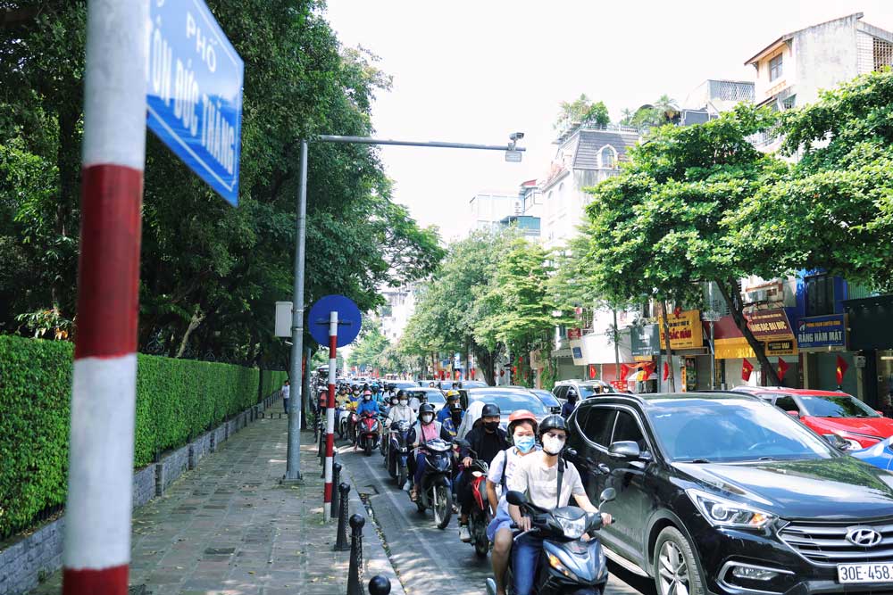 Due to the large number of tourists, the roads around the tourist site are also congested.