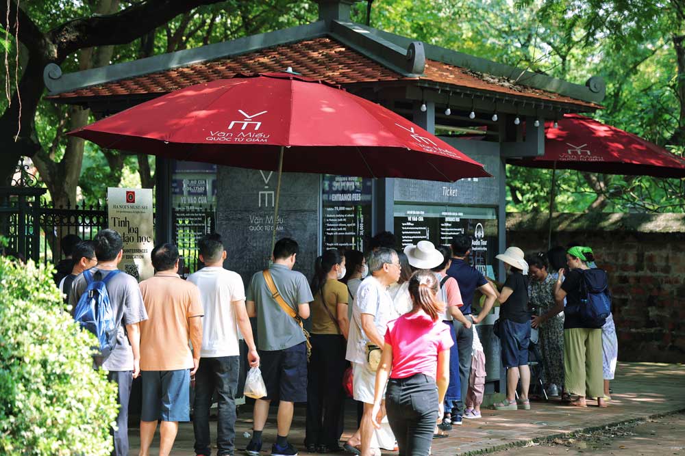 Tourists lined up to buy tickets to visit the Temple of Literature.