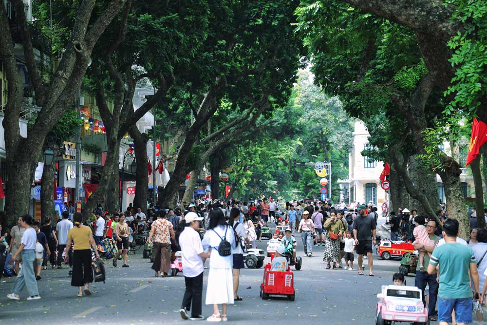 Many families also take their children to Hoan Kiem Lake to play.