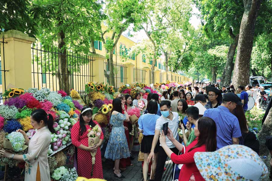 On Phan Dinh Phung Street, the street known as the most beautiful in Hanoi, also attracts many people to take pictures.