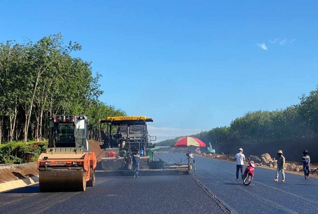 Công nhân trên cao tốc Vạn Ninh - Cam Lộ đoạn qua tỉnh Quảng Trị làm việc xuyên lễ Quốc khánh 2.9.