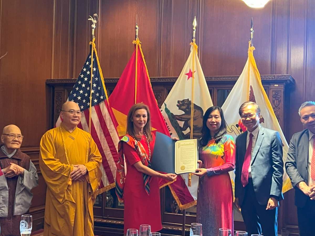 Deputy Minister Le Thi Thu Hang received the Proclamation signed by the Mayor of San Francisco announcing September 2, 2024 as Vietnam-US Friendship Heritage Day. Photo: Ministry of Foreign Affairs