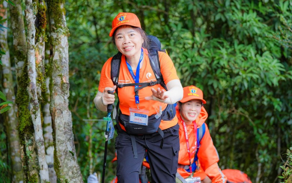 Cô Hoàng Thị Hiền trong hành trình leo núi, chinh phục đỉnh Fansipan. Ảnh: Ái Vân