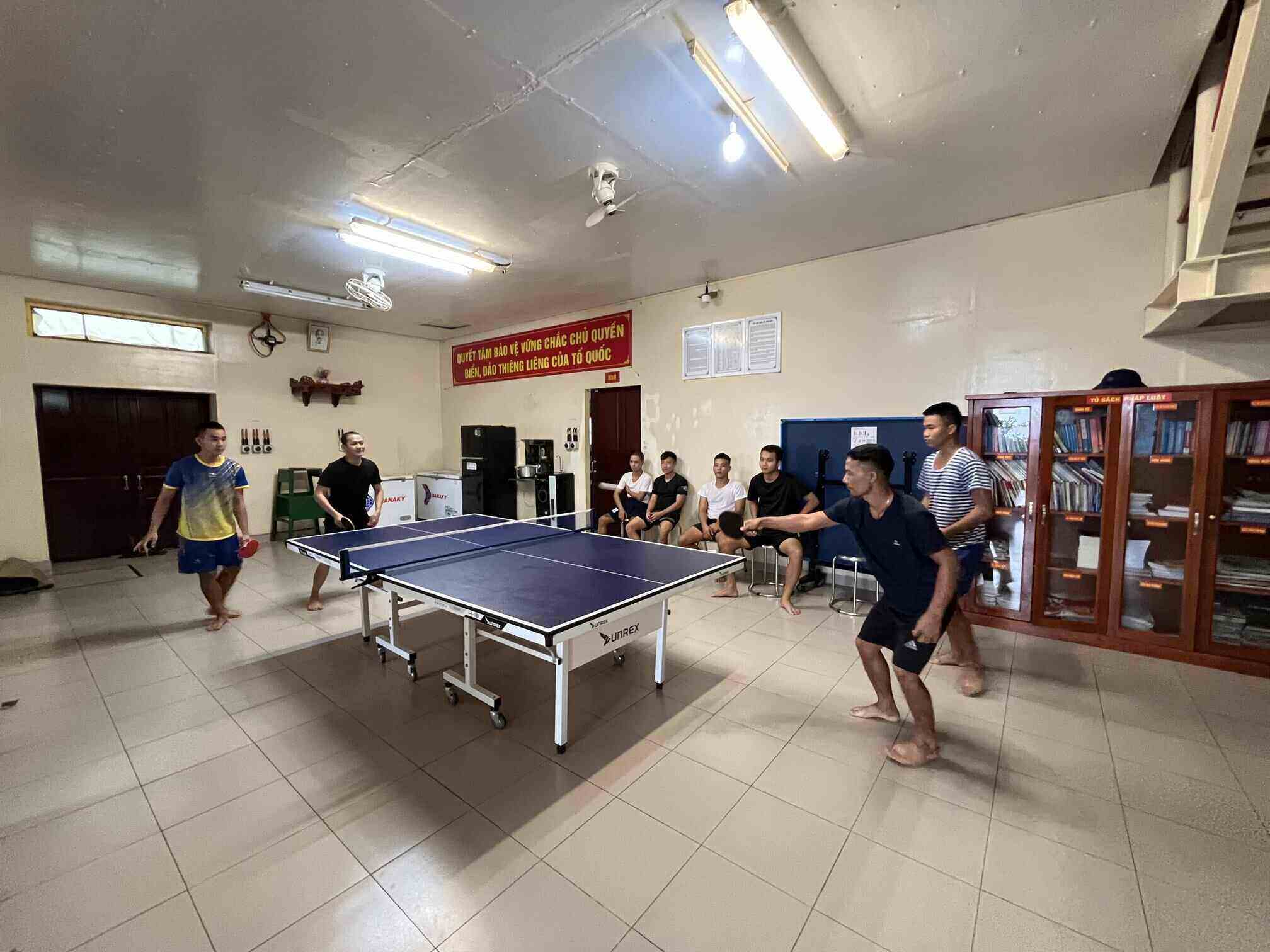 Organizing table tennis exchange on the platform on the occasion of National Day September 2. Photo: Platform DK1