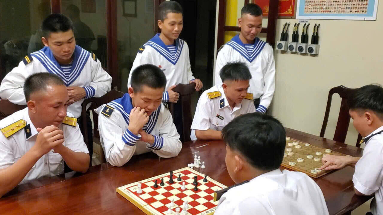 Các cán bộ, chiến sĩ Nhà giàn DK1 đánh cờ dịp Quốc khánh. Ảnh: Nhà giàn DK1