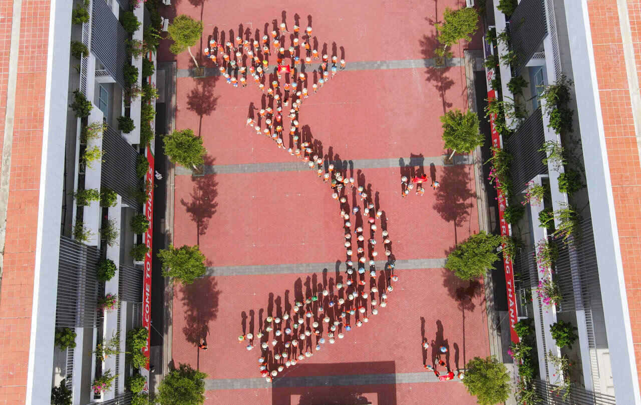 Học sinh FPT “vẽ” bản đồ Việt Nam từ hàng trăm chiếc nón lá dịp Quốc khánh 2.9. Ảnh: Trường TH & THCS FPT Đà Nẵng
