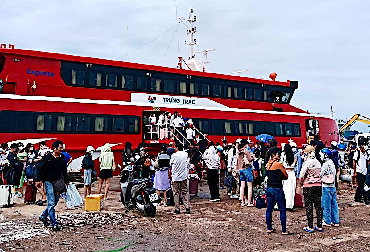 Tourists disembark at Phu Quy port. Photo: NDCC