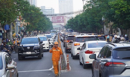 Đường Nguyễn Tất Thành kết nối khu Nam với trung tâm TPHCM thường xuyên kẹt xe.  Ảnh: Chân Phúc