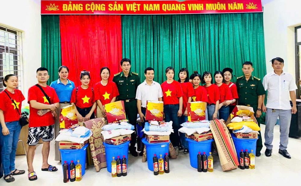 Đồn Biên phòng Quang Chiểu phối hợp với các nhà hảo tâm tặng quà cho bà con vùng biên. Ảnh: BPTH