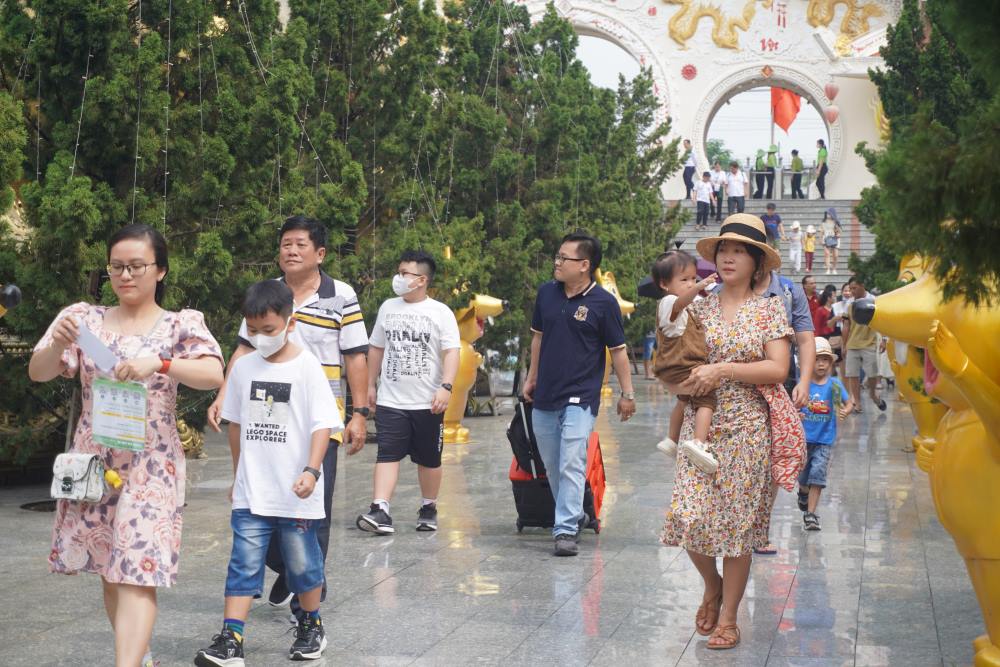 A representative of Suoi Tien Cultural Tourism Area (Thu Duc City) said that the number of tourists coming to visit during this National Day holiday increased by 15-20% compared to the same period in 2023. In addition, when coming here, visitors will be given 2,000 free entrance tickets and participate in many free art activities.