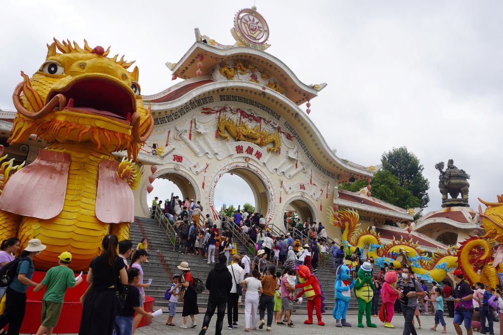 According to the reporter's records at Suoi Tien Cultural Tourist Area, from early morning, in front of the gate of Suoi Tien Cultural Tourist Area in Thu Duc City, there were many people and tourists coming to visit and have fun.