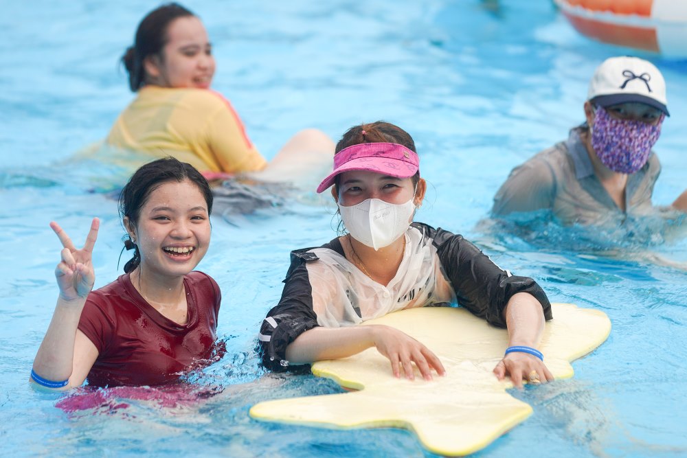 Suoi Tien water park area is also crowded with visitors.