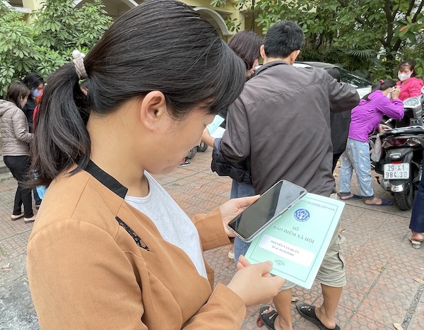 Người lao động luôn quan tâm đến chế bảo hiểm xã hội của mình. Ảnh: Hà Anh 