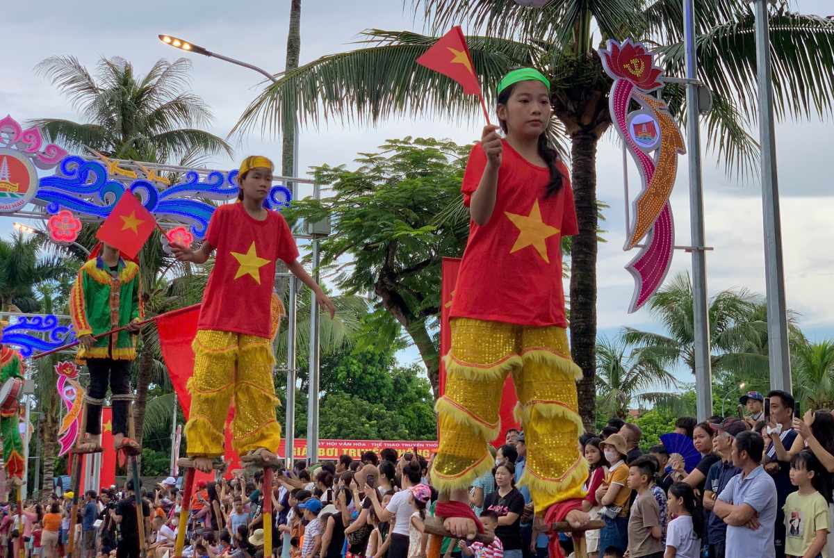 Các cháu học sinh tham gia trình diễn đi cà kheo tại ngày Tết Độc lập huyện Hải Hậu. Ảnh: Hà Vi