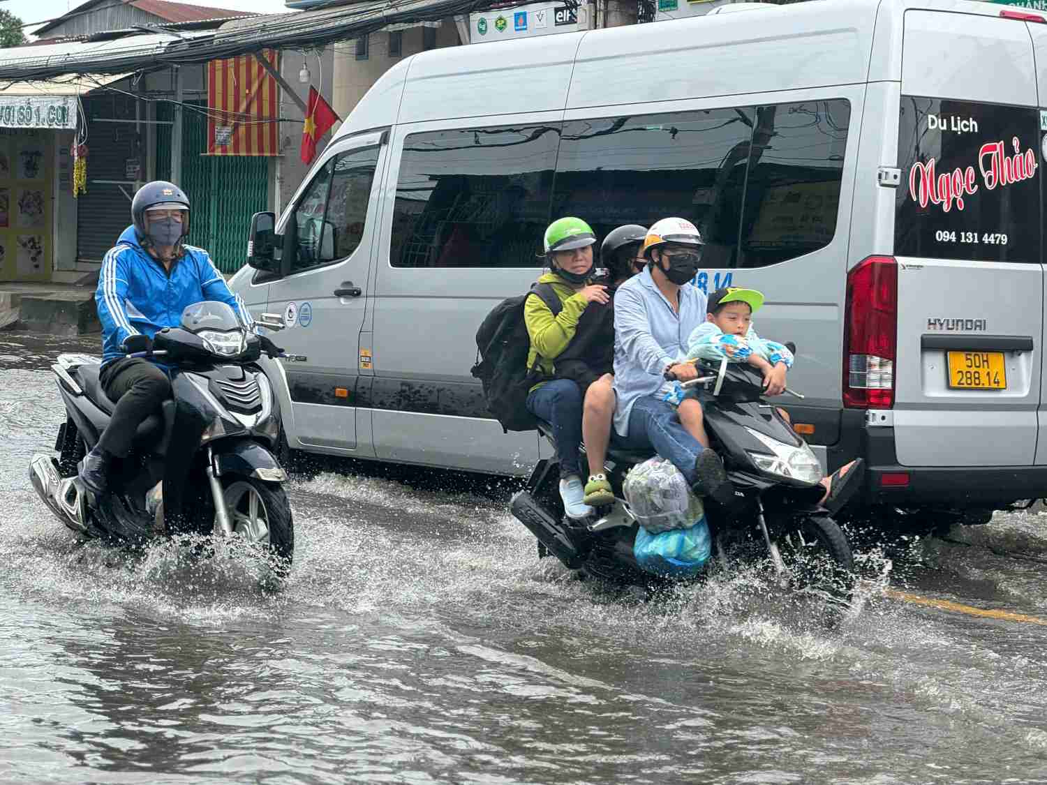 Người dân về quê nghỉ lễ lỉnh kỉnh đồ đạc trở lại TPHCM.  Ảnh: Thanh Vũ