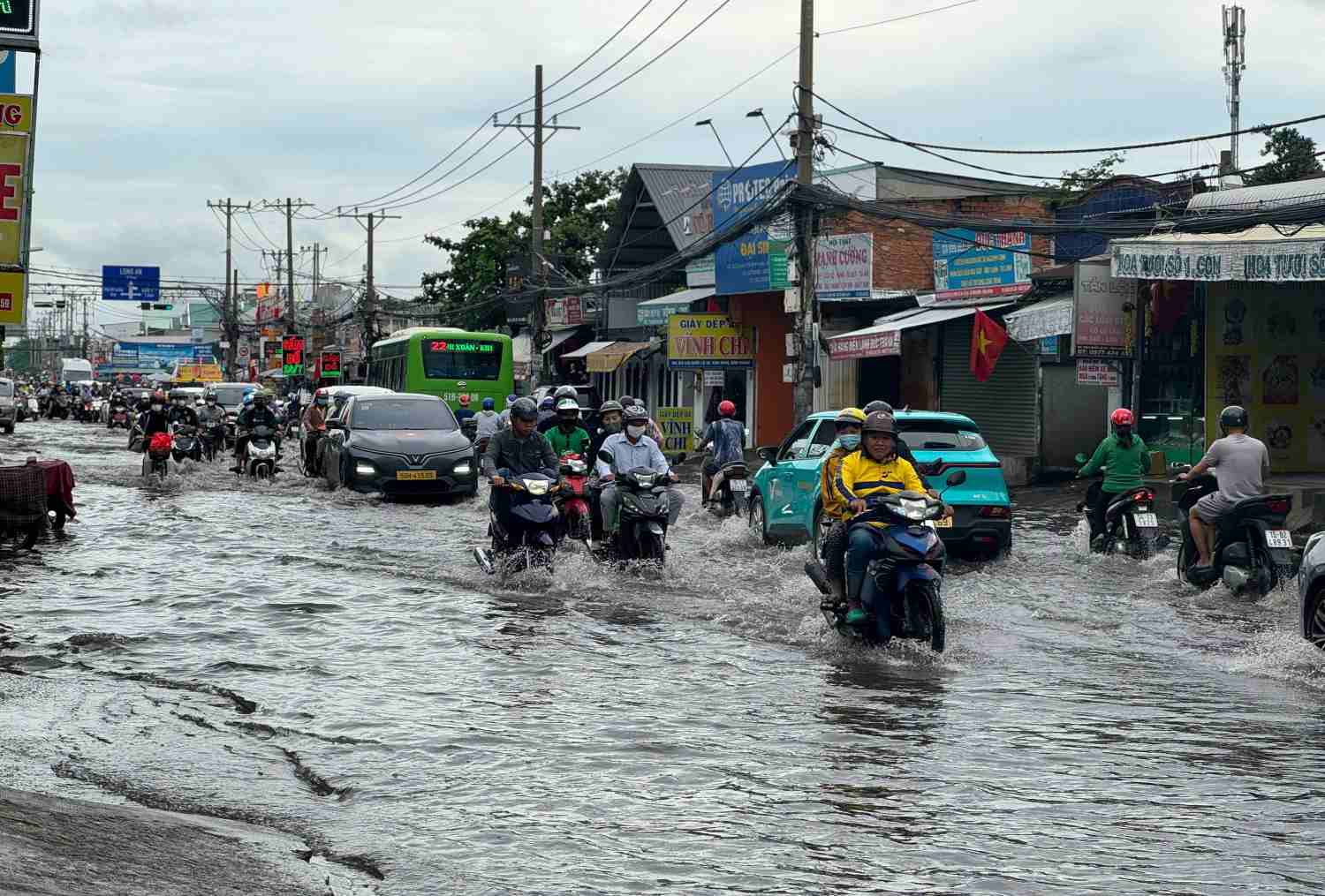 Chật vật di chuyển qua Quốc lộ 50.  Ảnh: Thanh Vũ