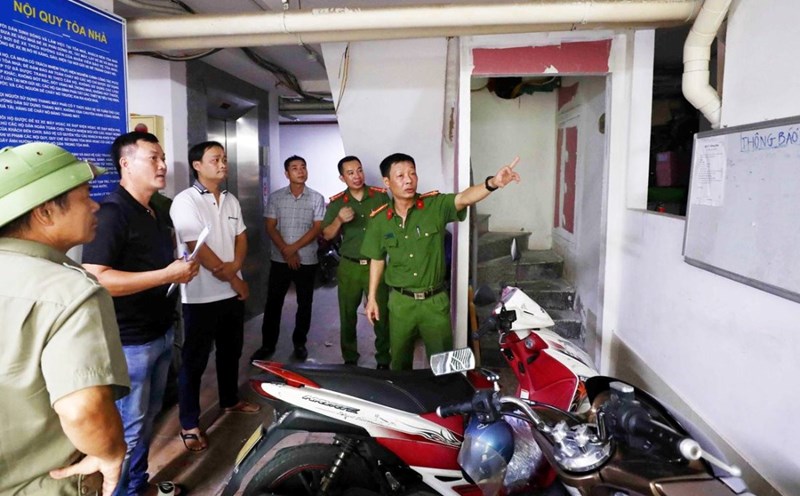 Đoàn liên ngành quận Bắc Từ Liêm (Hà Nội) kiểm tra, rà soát phòng cháy chữa cháy tại 1 địa chỉ ở ngõ 205/53 đường Xuân Đỉnh. Ảnh: Hanoi.gov.vn